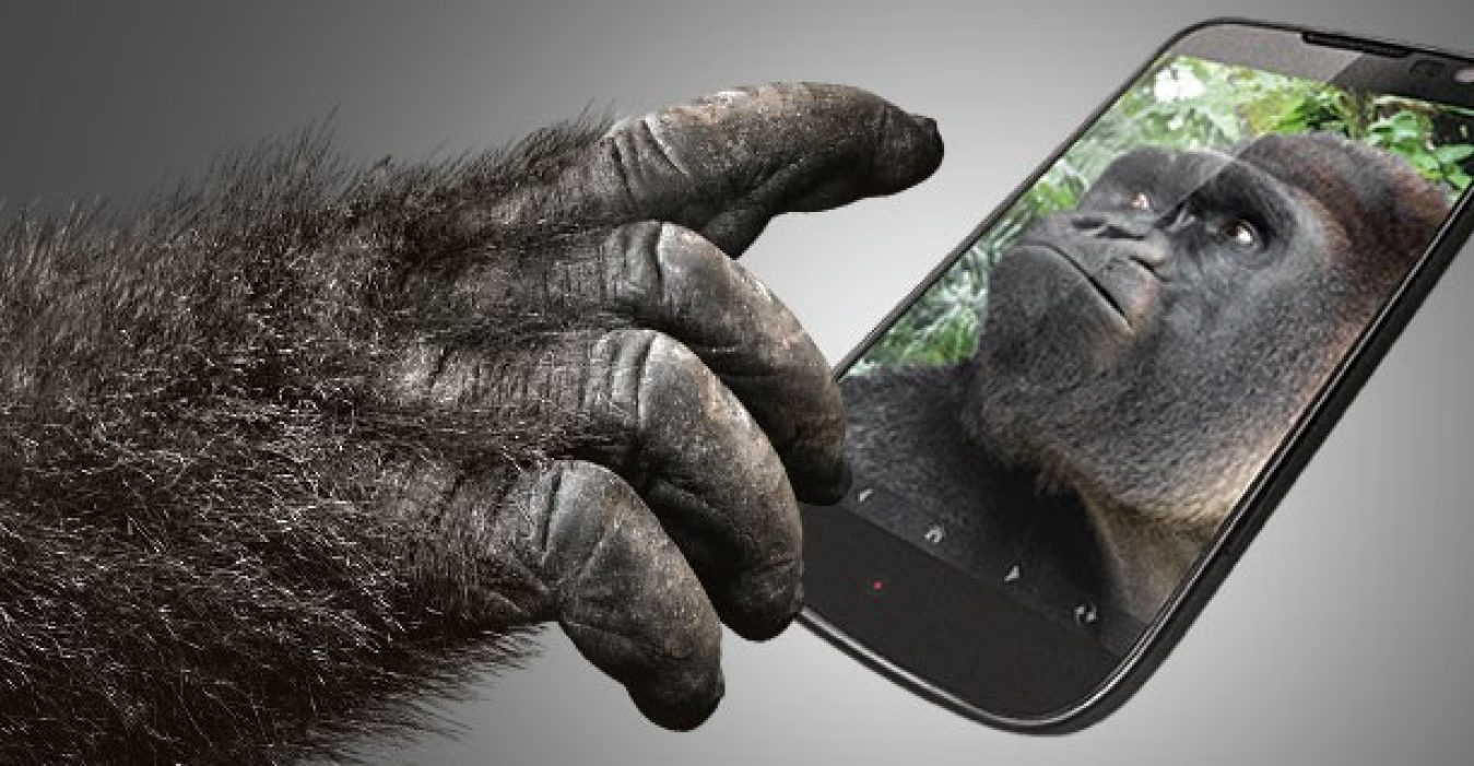 Gorilla Glass, il super vetro di smartphone e smartwatch sotto la lente dell'Antitrust Ue