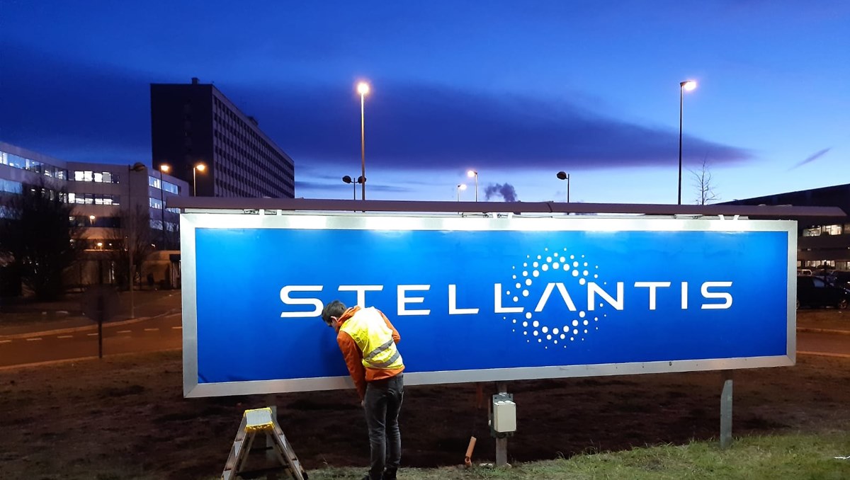 Stellantis, dopo l'addio di Tavares continua a investire fuori dall'Italia: joint venture da oltre 4 miliardi per una Gigafactory in Spagna