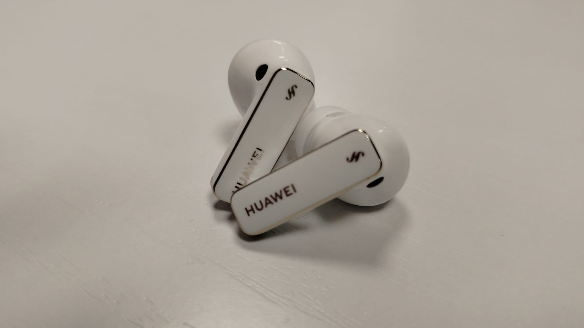 Huawei Freebuds Pro 4, è partita la sfida cinese agli americani AirPods 2 di Apple?