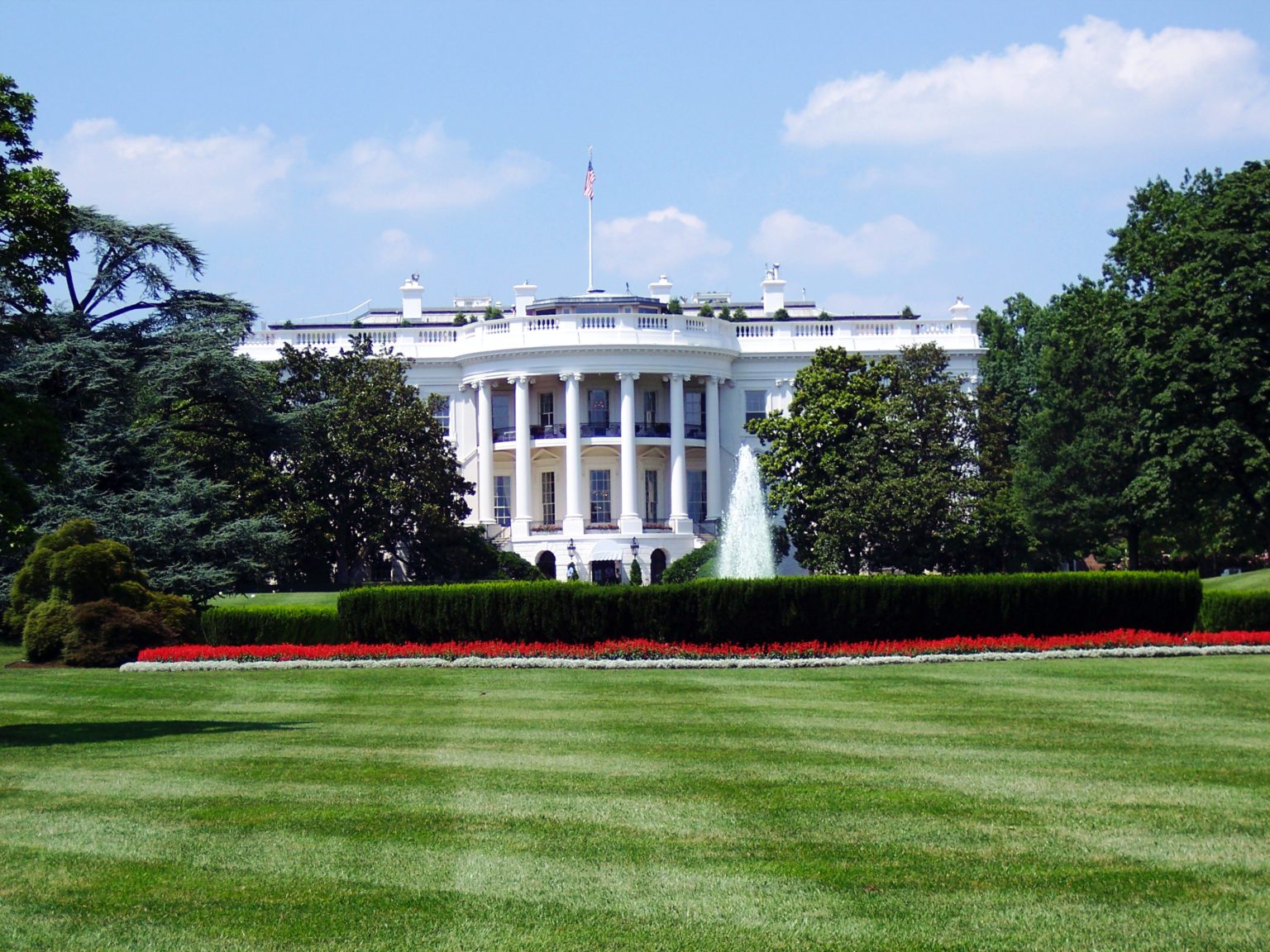 Drone in volo nella Casa Bianca: Joe Biden saluta gli americani con un tour natalizio (in attesa che arrivi Trump)