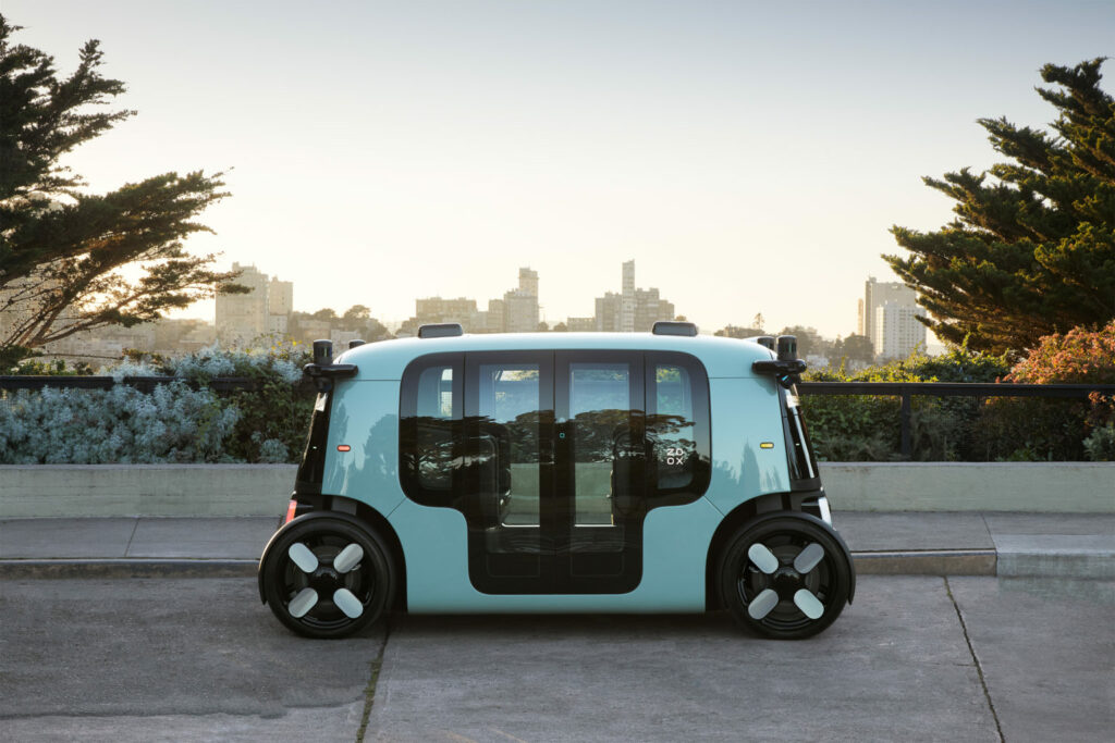 Il robotaxi di Amazon Zoox torna ai box. Il richiamo di quasi 300 auto a guida autonoma dopo un incidente a Las Vegas