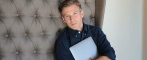 «Ecco su quale Intelligenza artificiale deve puntare l'Italia». Le parole di Alec Ross che striglia l'UE sull'AI Act: «376 pagine di stupidaggini»