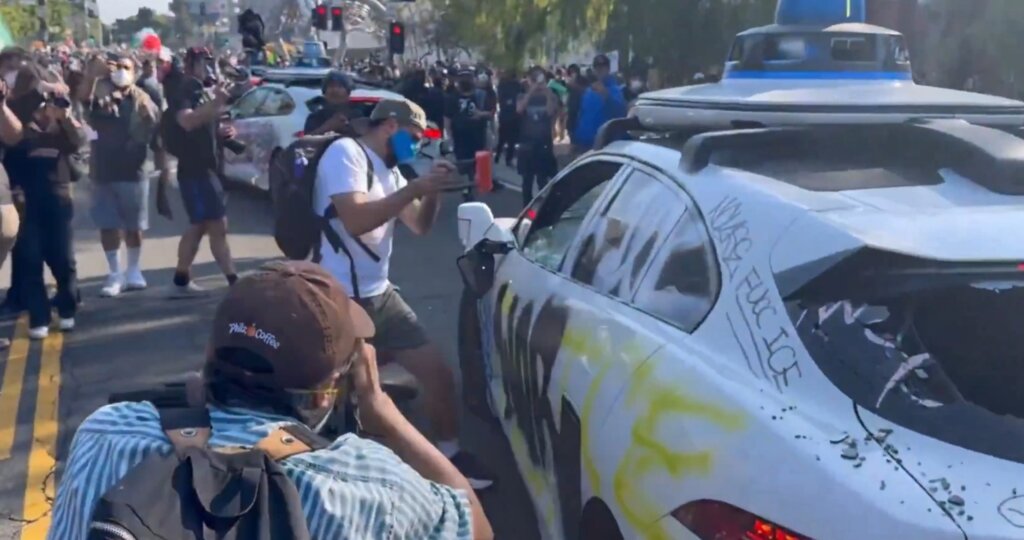 Proteste e disordini a Los Angeles: cinque robotaxi di Waymo in fiamme. Google blocca il servizio. Cosa sta succedendo?