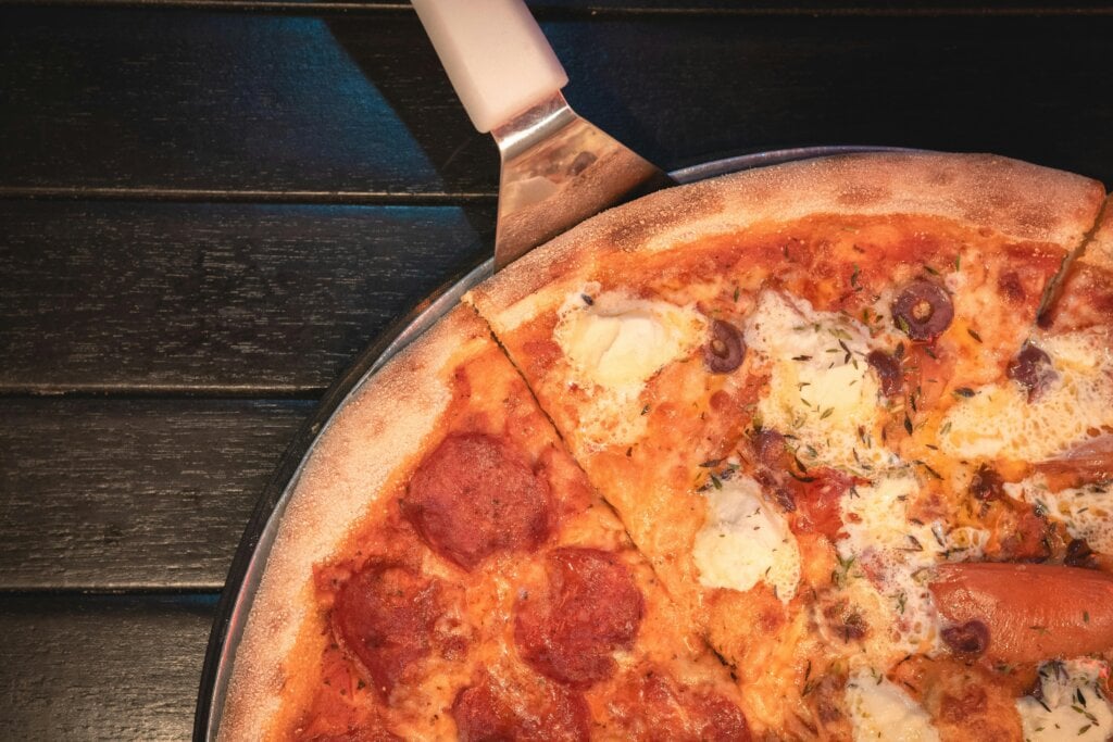 Che c'entra la pizza con la guerra? La storia dietro a un curioso (e non scientifico) indice. Perché sale quando aumenta il rischio di conflitti